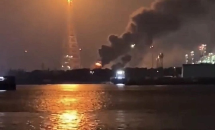Aspecto del incendio registrado en la refinería Olmeca, en Dos Bocas, Tabasco.