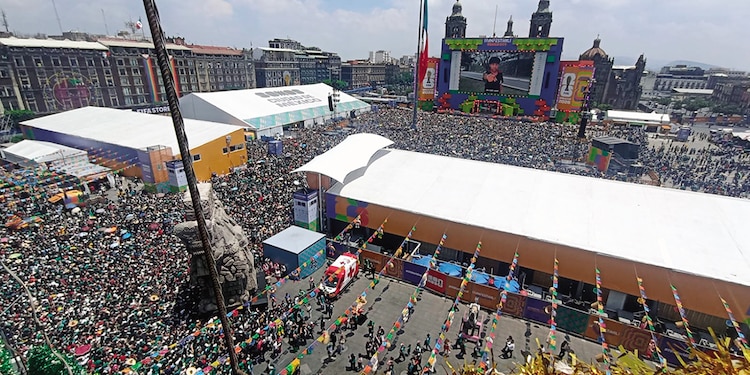 Desde las 11:00 horas el Zócalo ya estaba a su máxima capacidad.