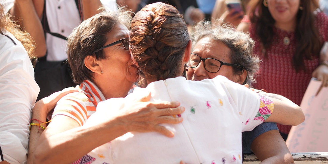 Claudia Sheinbaum abraza a dos mujeres, en la foto que compartió en su publicación por el Día de las Madres.