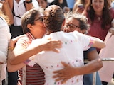 Claudia Sheinbaum abraza a dos mujeres, en la foto que compartió en su publicación por el Día de las Madres.