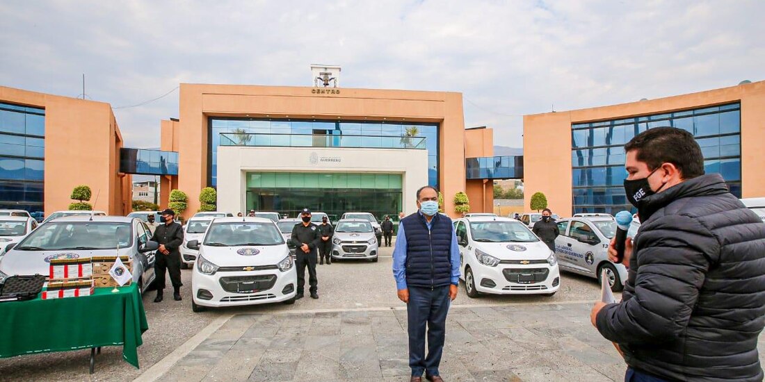 El gobernador de Guerrero entrega vehículos y armamento para fortalecer la seguridad del estado.