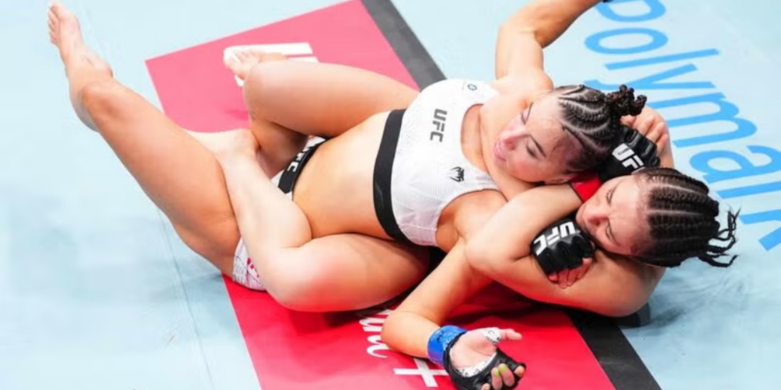 Alexa Grasso somete a Maycee Barber.