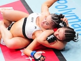 Alexa Grasso somete a Maycee Barber.
