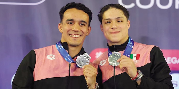 Los clavadistas mexicanos, en sus premiaciones y saltos en Canadá.