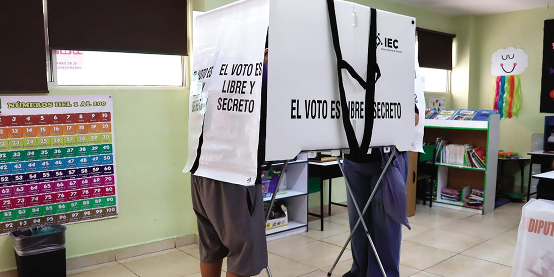 UN CIUDADANO vota en la elección del domingo pasado.