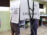 UN CIUDADANO vota en la elección del domingo pasado.