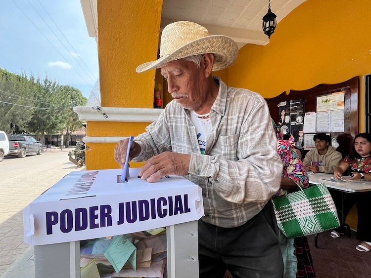 Salomón Jara expuso que, en las comunidades, particularmente indígenas, la gente está acudiendo a votar