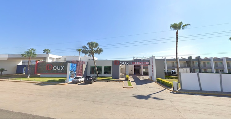 Hotel & Sutes Doux Los Mochis por fuera