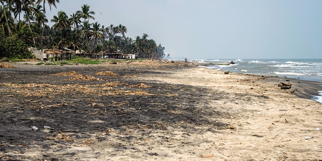 Acumulación de sedimentos de hidrocarburos en playas de Tabasco, el domingo