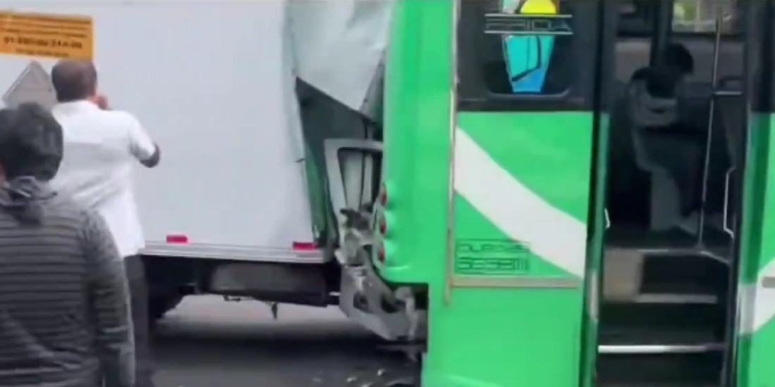 Se registra fuerte accidente en la Calzada Ignacio Zaragoza.