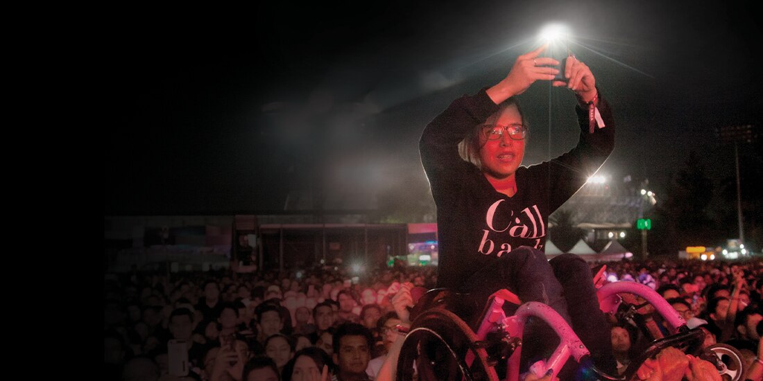 UNA JOVEN en silla de ruedas, en el Vive Latino de 2019.