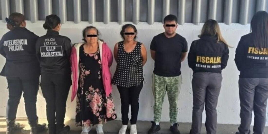 Carlota “N” y sus hijos Mariana “N” y Eduardo “N”, tras ser detenidos por elementos de la Policía de Investigación del Estado de México, el pasado 2 de abril.