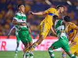 Una acción del Tigres vs Santos de la Jornada 8 del Torneo Apertura 2022 de la Liga MX en el Estadio Universitario.
