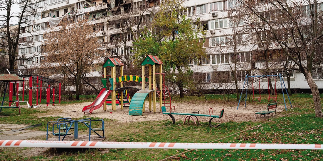 Un edificio residencial sufrió graves daños tras un ataque ruso en Kiev, ayer.