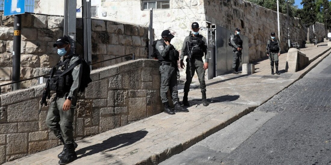 Policías israelíes aseguran el área de la Puerta de los Leones en la Ciudad Vieja de Jerusalén el sábado 30 de mayo de 2020.