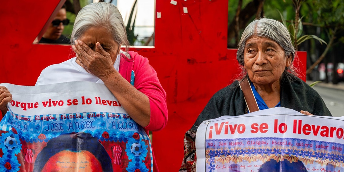 Madres y padres de los 43 estudiantes desaparecidos de la Escuela Normal Rural “Raúl Isidro Burgos” de Ayotzinapa