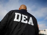 Imagen temática de un agente de la DEA durante una operación.