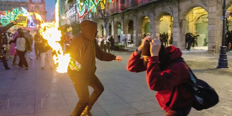Encapuchados atacaron a policías y edificios públicos y privados, ayer.