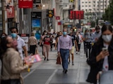 Un grupo de personas camina en una calle de Madrid, España, el 17 de septiembre.