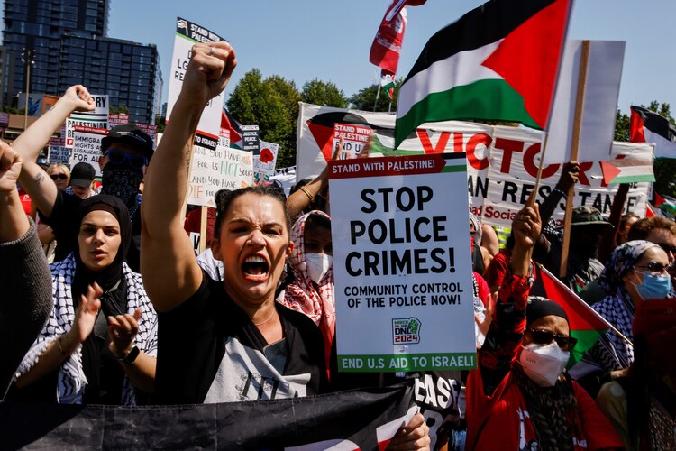 Manifestantes propalestinos protestan cerca de la sede de la reunión demócrata.