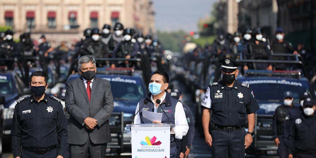 El gobernador Silvano Aureoles (centro), ayer, en la entrega de unidades.