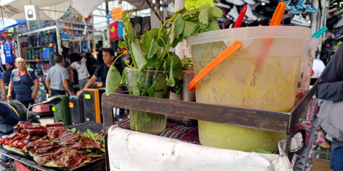 Un vendedor ofrece tacos y varias salsas afuera de la estación Tepito, el lunes.