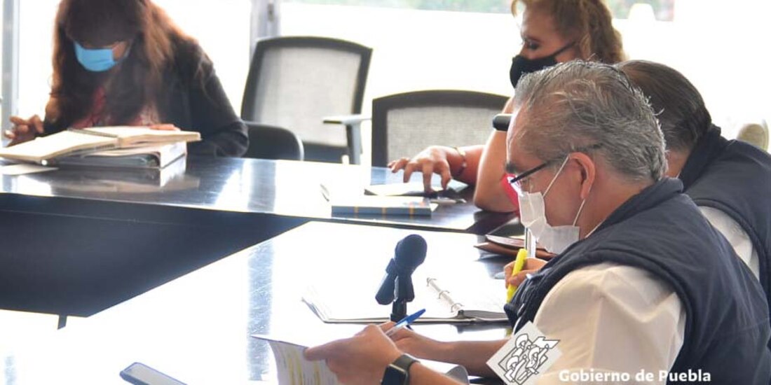 Personal de la Secretaría de Salud analiza situación ante la pandemia.