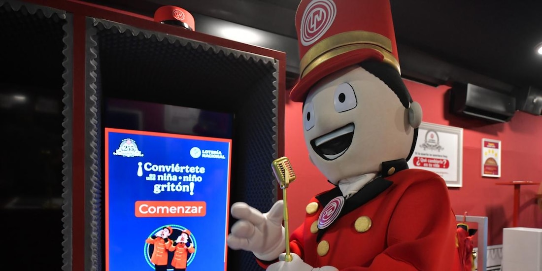 La unidad móvil permite un contacto directo entre la institución y ciudadanos de todas las edades.