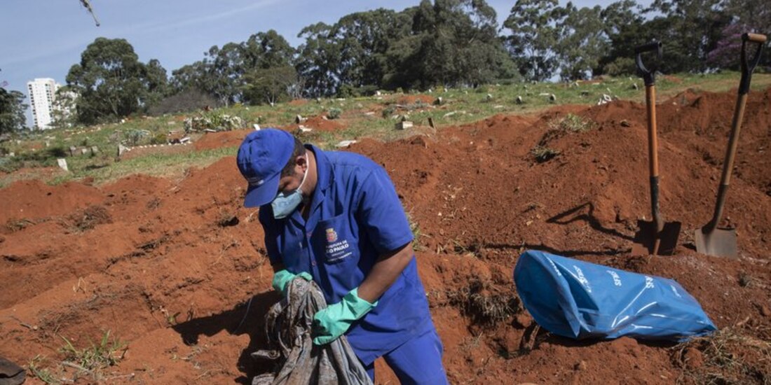 Un trabajador exhuma el cuerpo de una persona enterrada hace tres años en el cementerio de Vila Formosa.