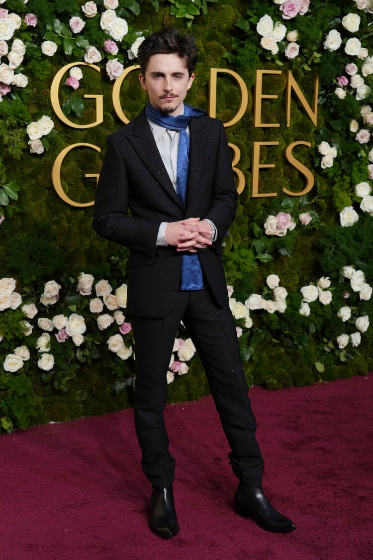 Timothée Chalamet destacó con este elegante traje y un accesorio en azul.
