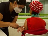 Menores de entre 12 y 17 años con comorbilidades acudieron acompañados de sus padres a la aplicación de la vacuna contra el COVID-19