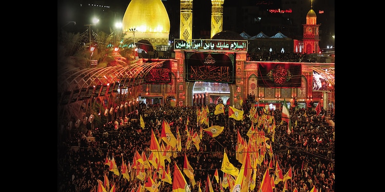 Procesión fúnebre del ayatola Ali Jamenei, en Karbala, Irak, ayer.