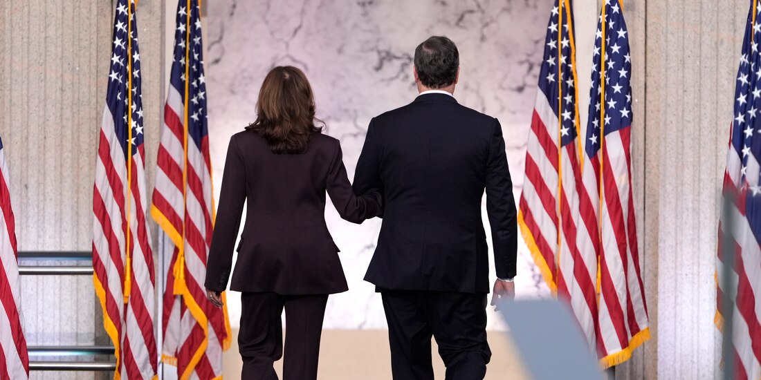 Kamala Harris (izq.) después de pronunciar un discurso en Washington.