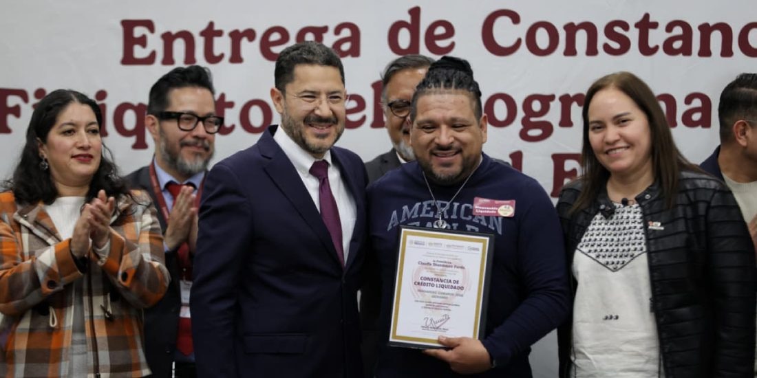 Martí Batres entrega de más de 200 constancias de finiquito FOVISSSTE.