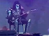 Gene Simmons de Kiss se pone mal a medio concierto (VIDEO)