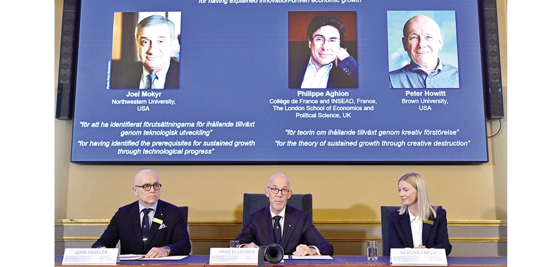John Hasselr, Hans Ellegren y Kertin Enflo, en anuncio de ganadores, ayer