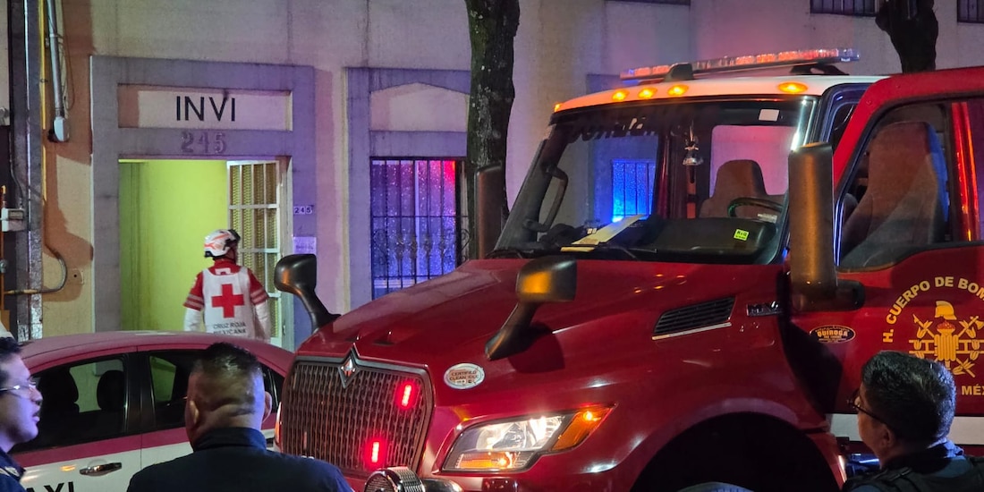 Servicios de emergencia atienden un incendio en un inmueble de Santa María La Ribera, en la alcaldía Cuauhtémoc.