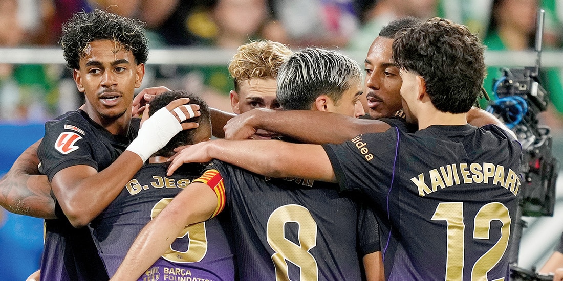 Futbolistas del conjunto catalán celebran una de las anotaciones, el domingo.