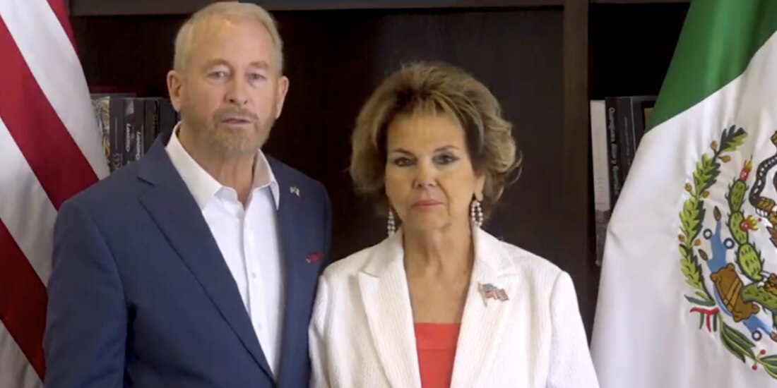 El representante diplomático y su esposa, en un video difundido ayer.