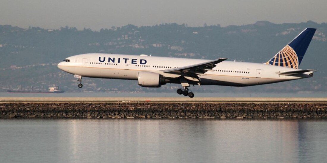 Dertienen a pasajero que intentó abrir la puerta de un avión y apuñalar a tripulación en pleno vuelo.