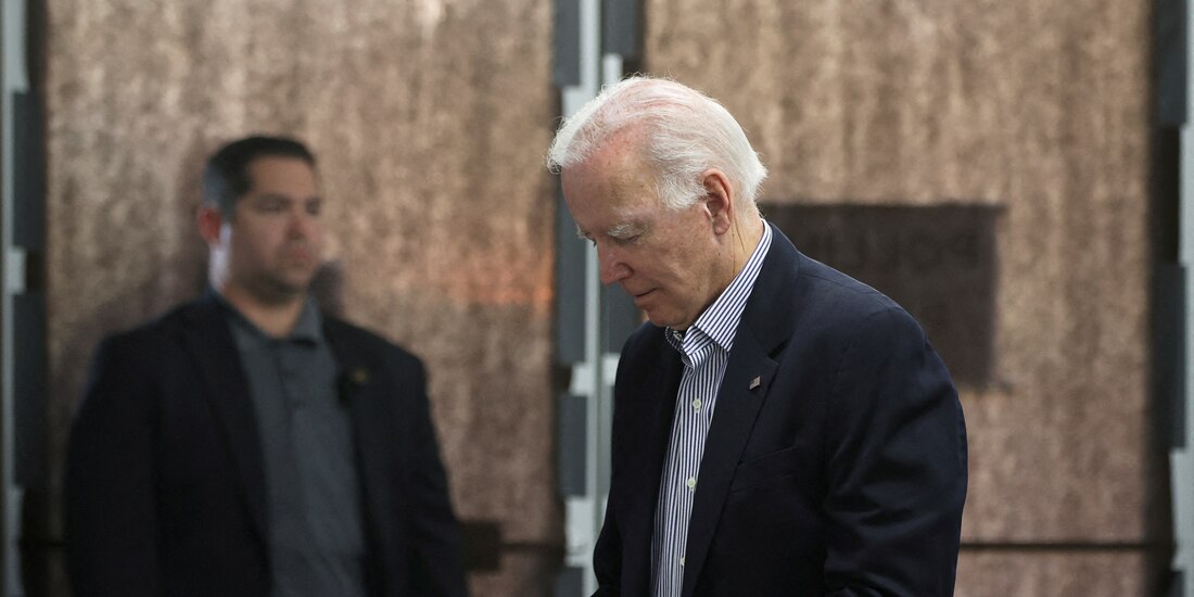 En la imagen, el presidente de EU, Joe Biden, se prepara para emitir su voto durante la jornada anticipada para las elecciones intermedias de 2022