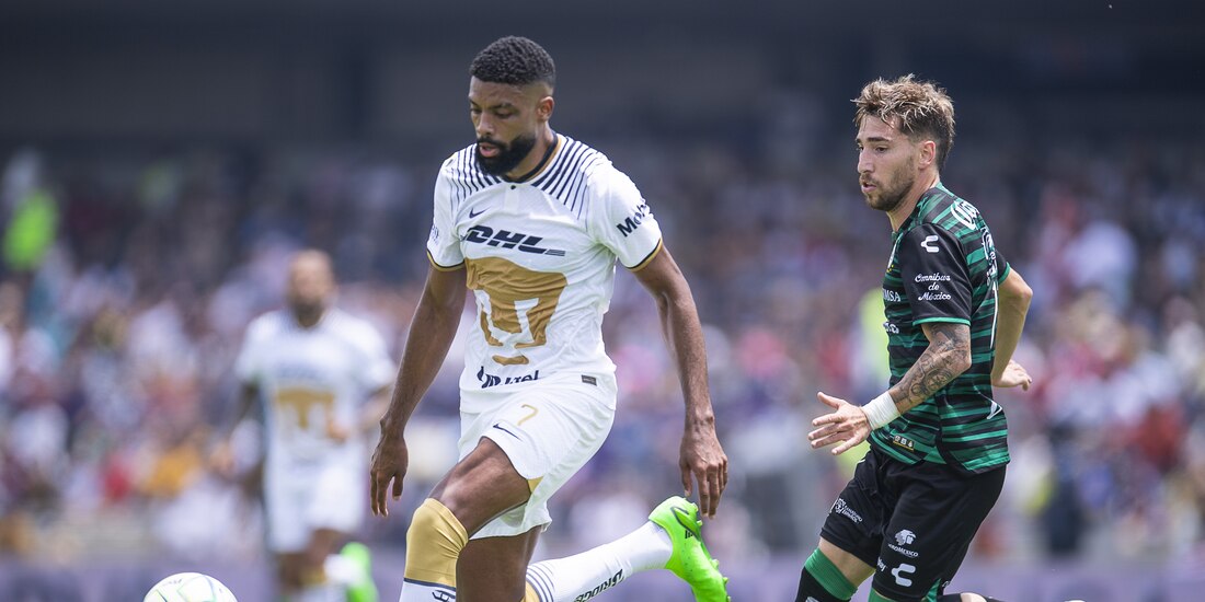 Una acción del Pumas vs Santos, Jornada 10 del Torneo Apertura 2022 de la Liga MX en el Estadio Olímpico Universitario.