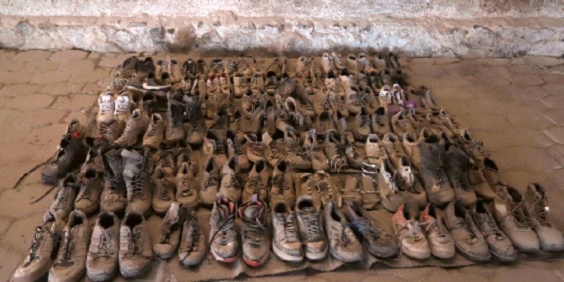 Zapatos encontrados en el crematorio clandestino, ubicado dentro del rancho Izaguirre, en Teuchitlán, Jalisco.