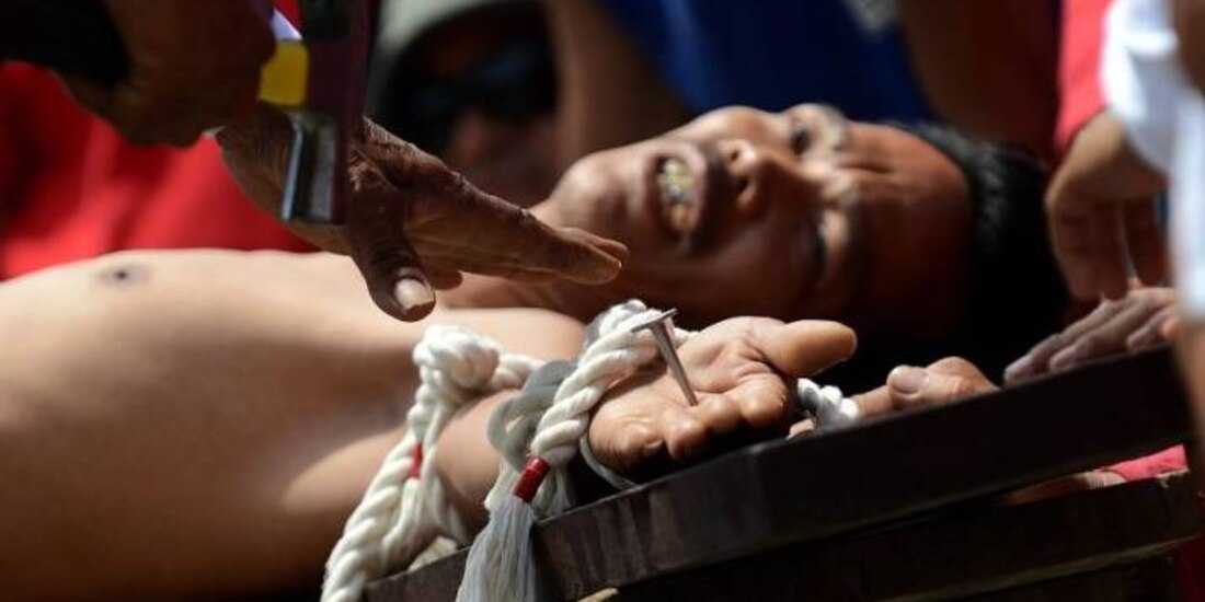 Con crucifixiones reales, acompañadas de latigazos con varas de bambú, filipinos llevan a cabo la representación de la muerte de Jesucristo este Viernes Santo