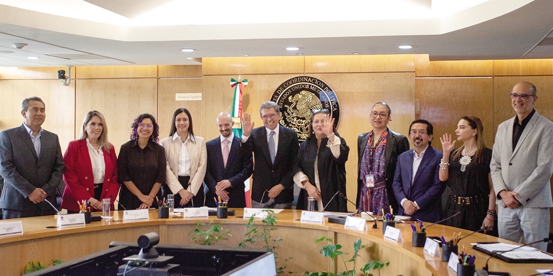 Reunión entre el líder de los diputados de Morena y los consejeros del INE, ayer.