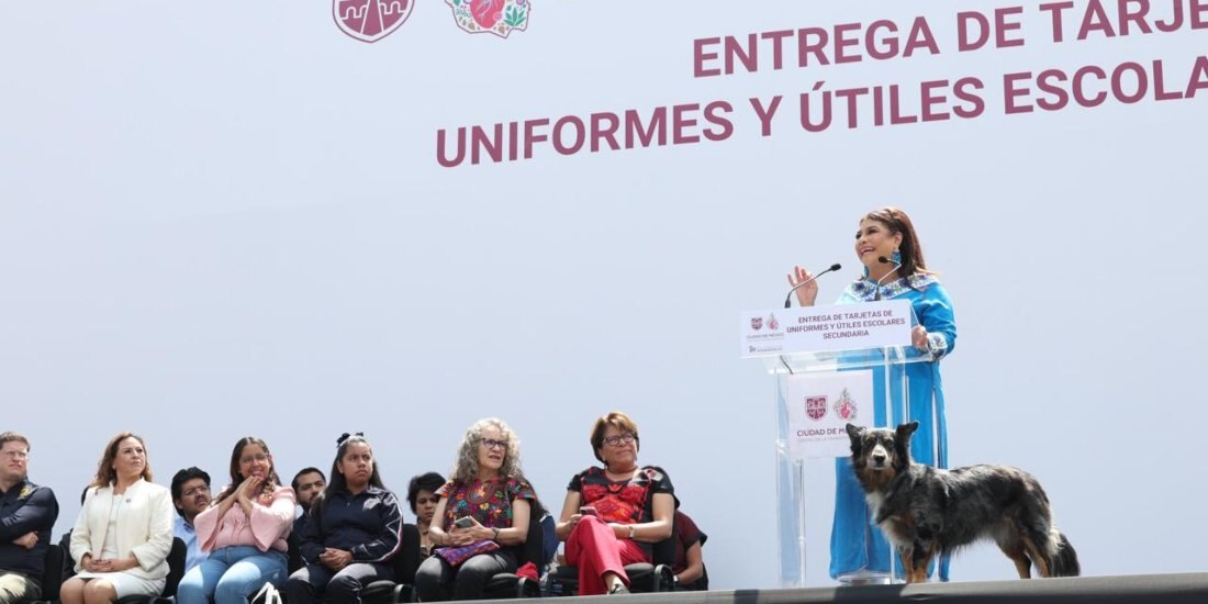 Clara Brugada entrega de tarjetas para útiles y uniformes escolares de nivel básico.