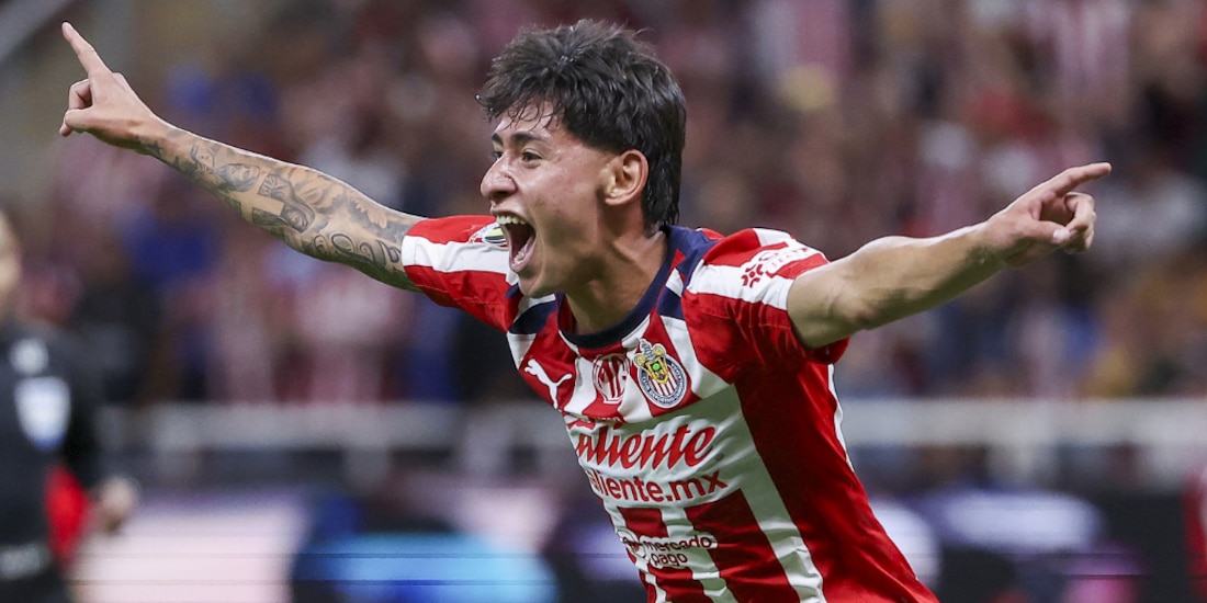 Santiago Sandoval celebrando su gol ante Tigres.