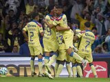 Jugadores del América celebran tras anotar en el Clásico Nacional.