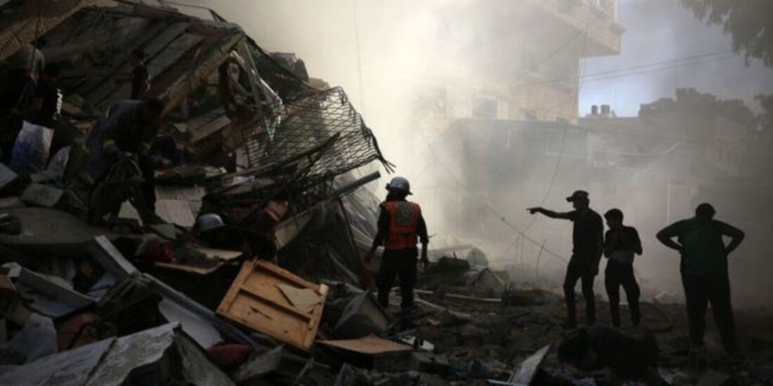 Israel lanzó una ola de ataques aéreos contra Gaza tras la incursión de militantes palestinos en su territorio.