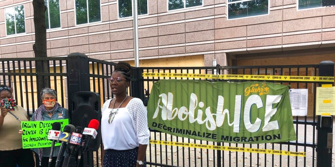 Dawn Wooten, enfermera en el Centro de Detención del condado Irwin, en Ocilla, Georgia, habla durante una conferencia de prensa en Atlanta para denunciar las condiciones de esa cárcel de inmigrantes.